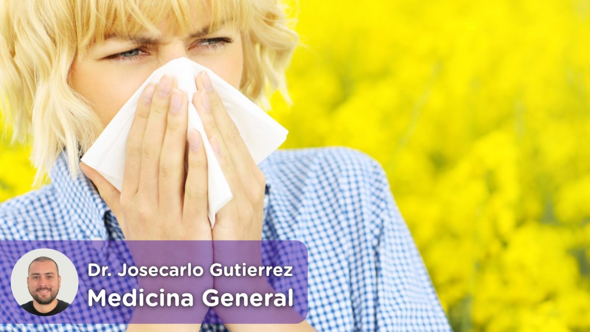 mujer estornudando por la alergia al polen en primavera