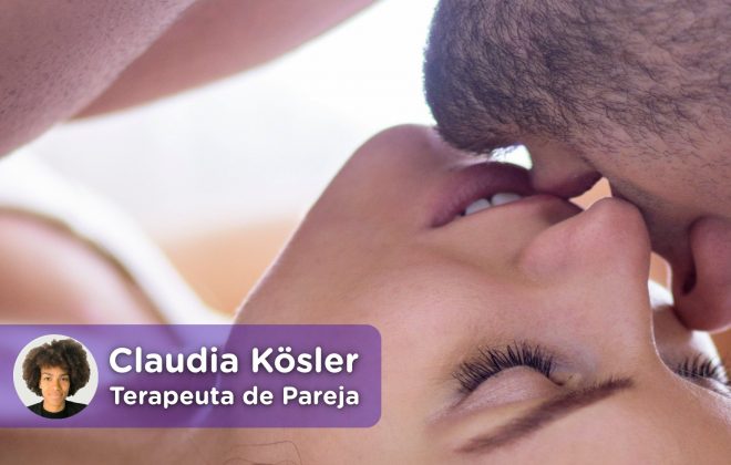 Pareja en la cama, hablando de sexo para fomentar el placer y los deseos sexuales de cada uno. Poniendo en práctica la terapia de la sexóloga