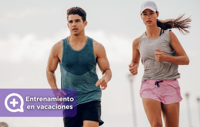 Entrenamiento, ejercicios, fitness realizado durante las vacaciones en la playa.