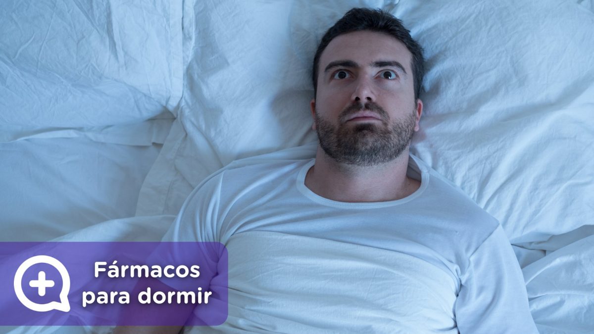 Hombre que no consigue dormir. Fármacos para dormir. precaución, insomnio. Mediquo, tu amigo médico. Chat médico.