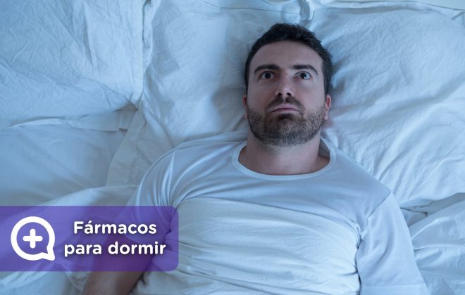 Hombre que no consigue dormir. Fármacos para dormir. precaución, insomnio. Mediquo, tu amigo médico. Chat médico.