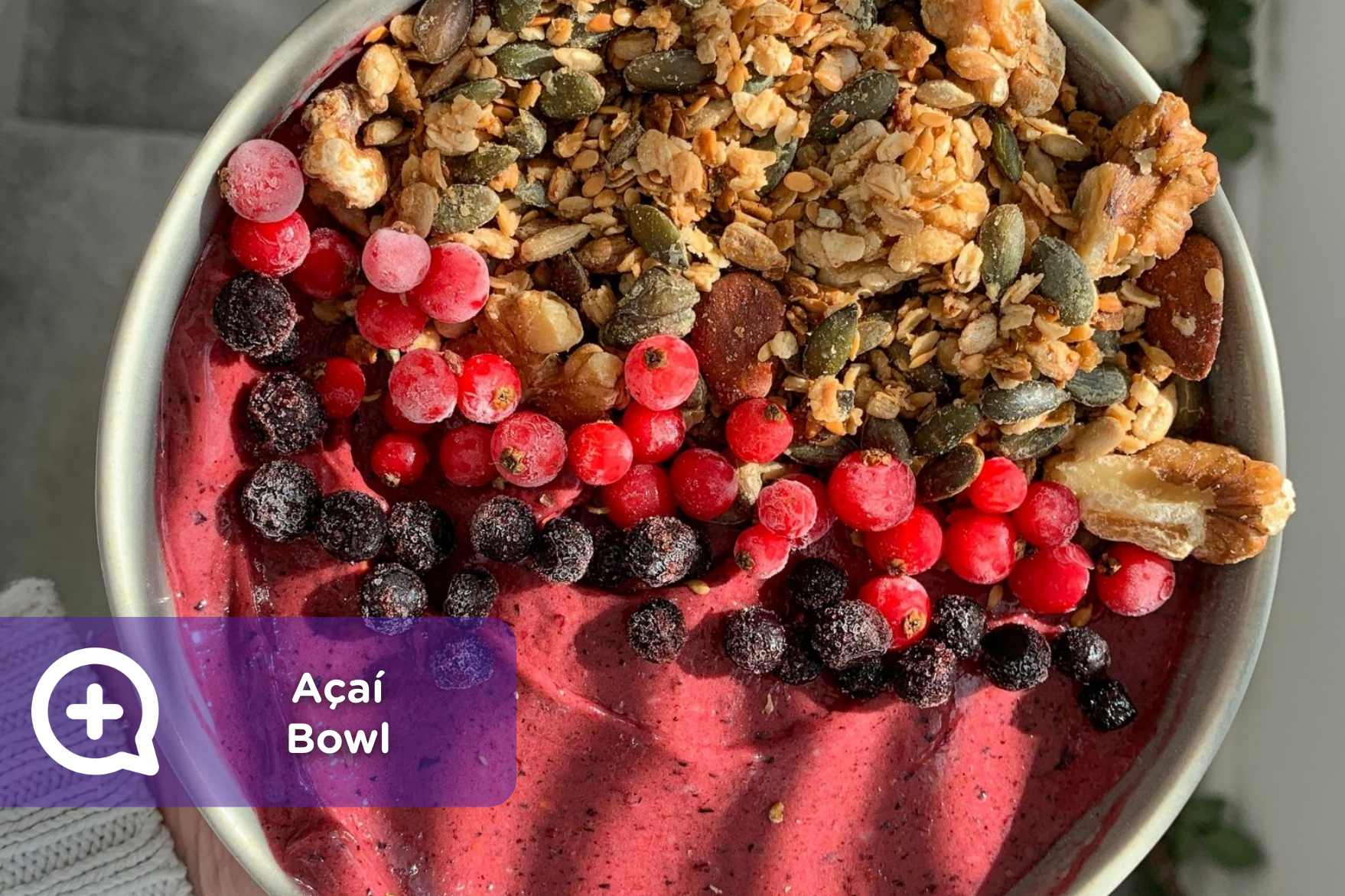 Receta Açaí bowl con granola, frutos del bosque y cacahuete mediQuo