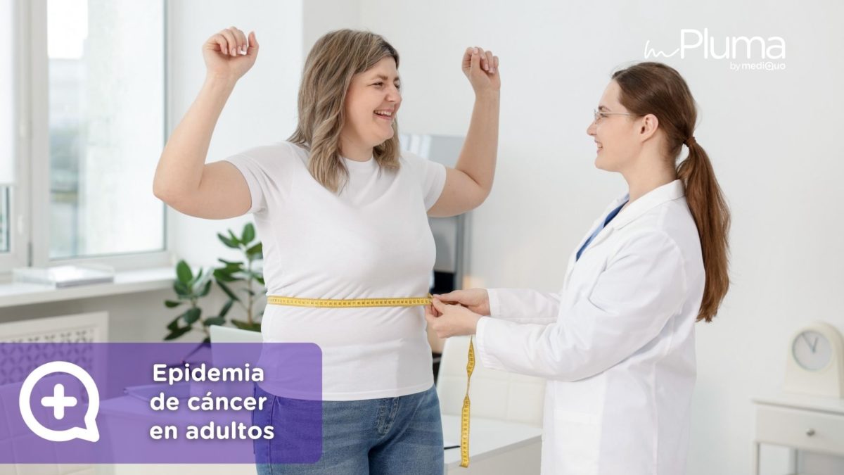 Mujer adulta joven con sobrepeso en consulta con médico especializado en pérdida de peso