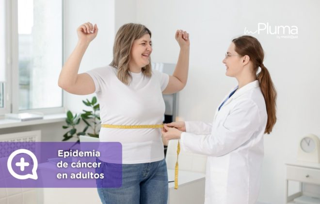 Mujer adulta joven con sobrepeso en consulta con médico especializado en pérdida de peso