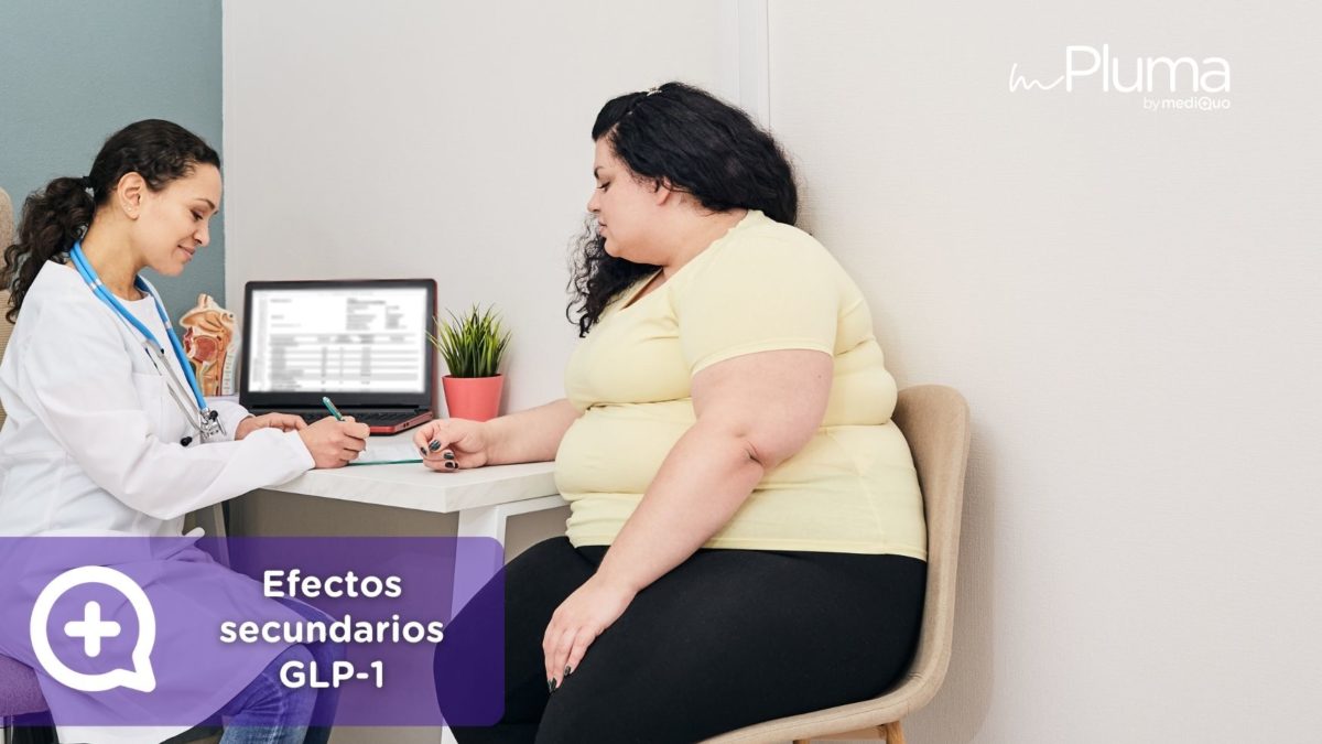 Paciente con obesidad en consulta con una médica, revisando información en un portátil, mientras hablan sobre los efectos secundarios de un tratamiento GLP-1.