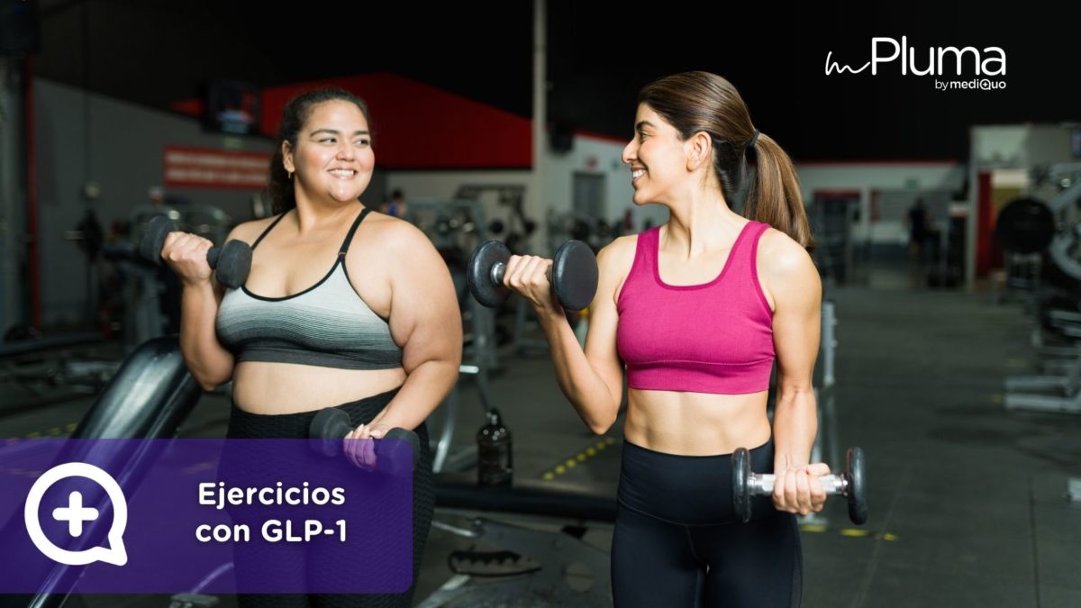 Dos mujeres haciendo ejercicio con pesas en un gimnasio, sonriendo mientras entrenan fuerza durante un tratamiento con GLP-1.