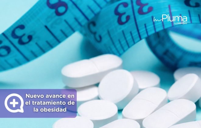 Pastillas blancas sin marca junto a una cinta métrica, imagen conceptual sobre el tratamiento médico de la obesidad con fármacos GLP-1.