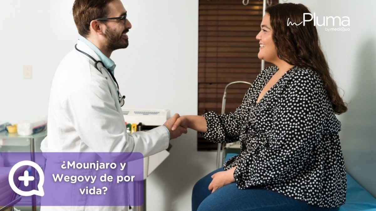 Consulta médica entre un profesional sanitario y una paciente sobre el uso de Mounjaro y Wegovy como tratamiento a largo plazo para la obesidad.