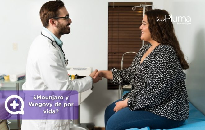 Consulta médica entre un profesional sanitario y una paciente sobre el uso de Mounjaro y Wegovy como tratamiento a largo plazo para la obesidad.