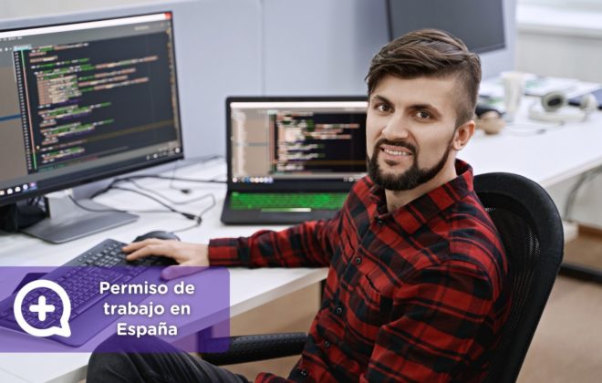Trabajador extranjero obteniendo certificado médico online para permiso de trabajo en España